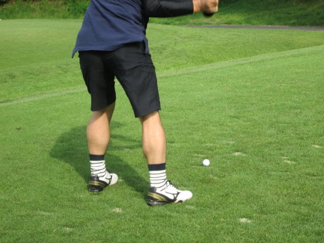 【ゴルフ上達】ダウンスイングのときに右足粘りを意識しよう