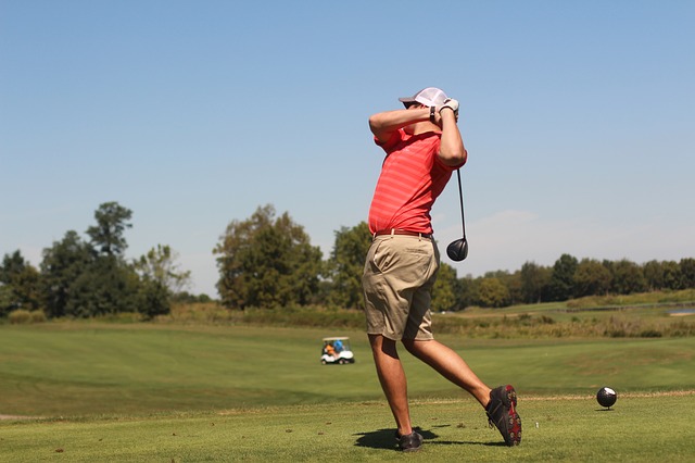 ゴルフスイングは体の軸を中心に足腰を使いクラブを振る運動