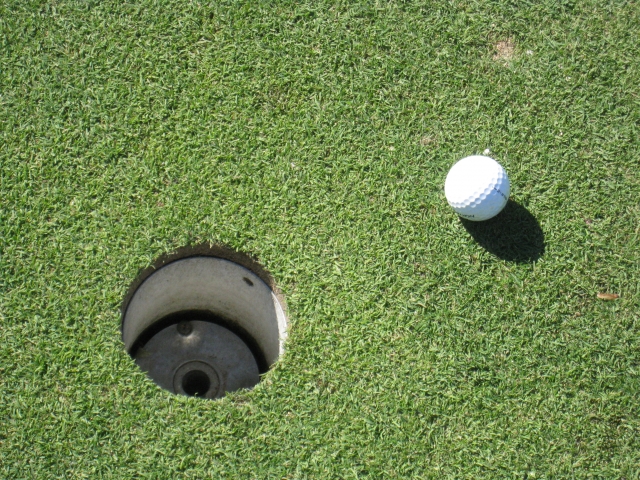 ゴルフ場でカップのサイズが小さく見える時は平常心を鍛える