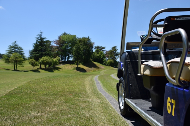 ゴルフカートを移動するのに便利なリモコンは誰が持つべき？