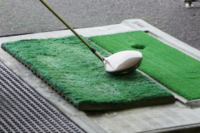 ゴルフ練習場で通常のマットを使ってのラフ打ち習得方法