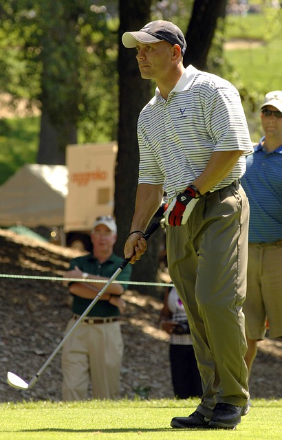 ゴルフスイングで左肩を回すためには右肩を引くことが必要！