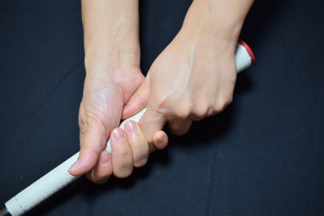 左手の薬指に違和感が現れたときの原因と簡単にできる対処法